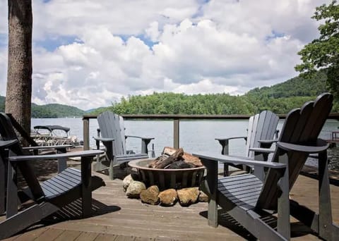 Enjoy Fire Pit close to the lake!