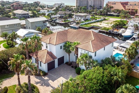 Welcome to Marlin Haven! One block from the beach. Private pool