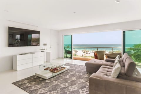 With an open concept modern living room, you can enjoy the fabulous view of the famous Eagle Beach from any angle