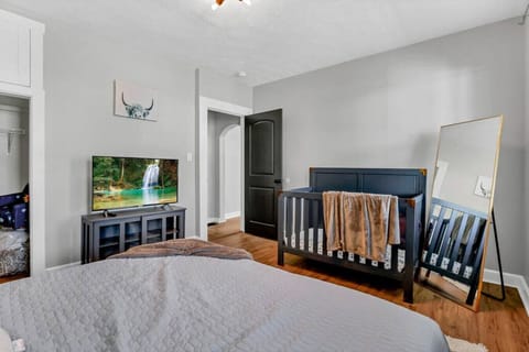 Bedroom 1 (King and crib)