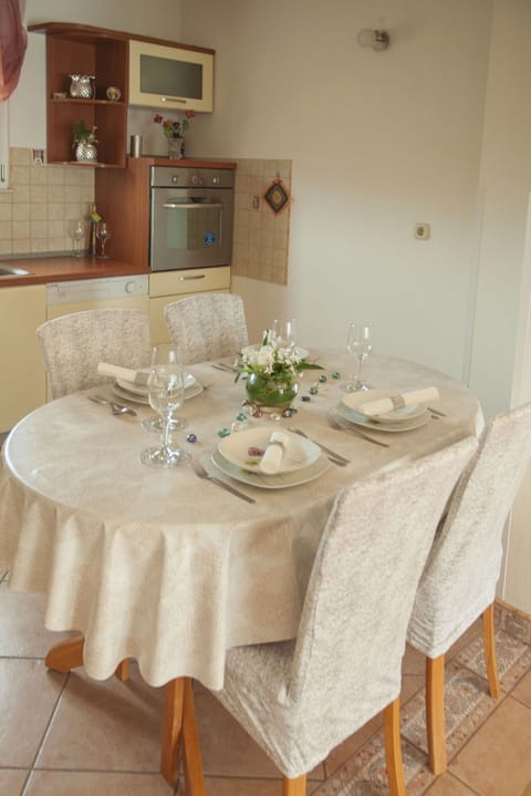 Dining area, kitchen