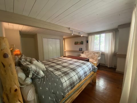 downstairs master bedroom - king bed