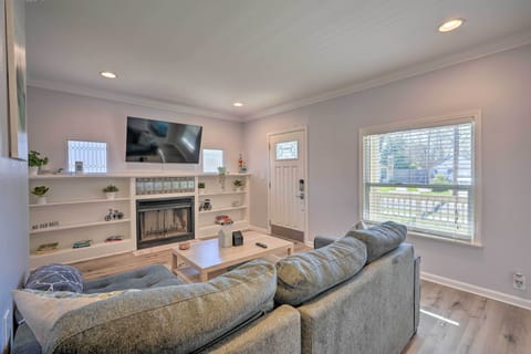 Sacramento Vacation Rental | 2BR | 1BA | 3 Steps Required | 775 Sq Ft