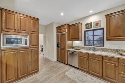 K0102 - Kitchen to downstairs bedroom