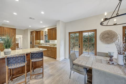 K0102 - over breakfast bar