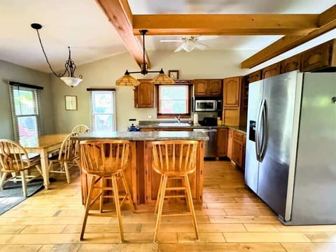 Unload your Goodies from the South Haven Farmer`s Market in the Kitchen with Bar Seating for 2