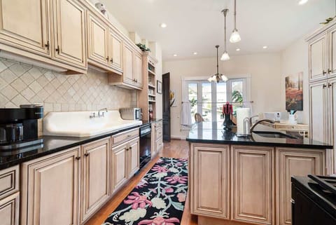 Make Meal Prep a Breeze with the Kitchen`s Spacious Island