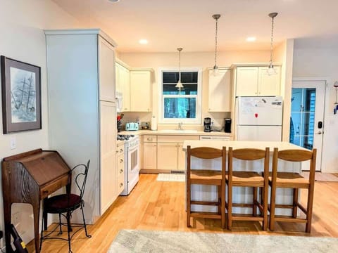 With open sightlines to the dining nook and living room, this sunlit kitchen makes it easy to stay connected whether you`re flipping pancakes, prepping lake snacks, or uncorking a bottle from Cogdal Vineyards just because.
