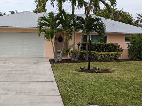 Hibiscus House  large lot w courtyard 