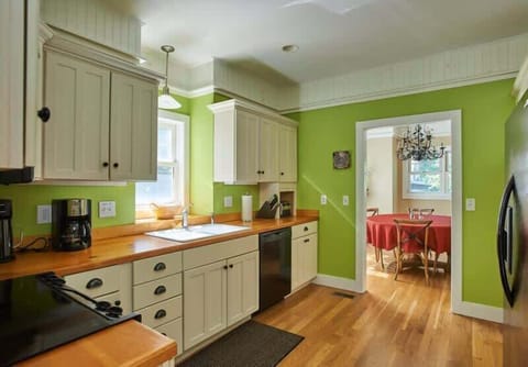 Fully equipped, bright, cheery kitchen