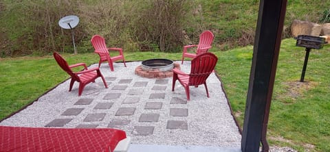 Fire pit, picnic table, and grill. Sit and listen to the creek.