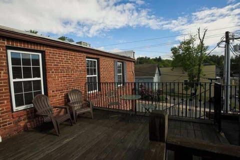 Walk to shopping, fine restaurants, cozy pubs, and the town parks