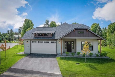 3bed/2bath fully-furnished private home with 2-stall garage