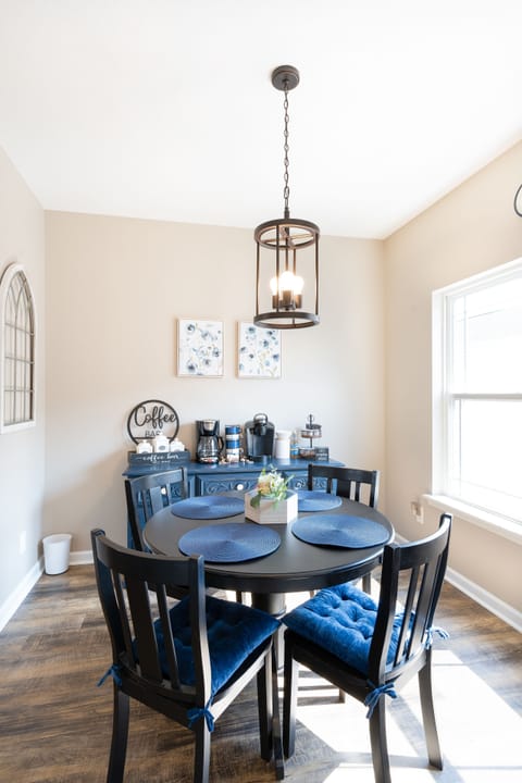 Dining room with coffee nook