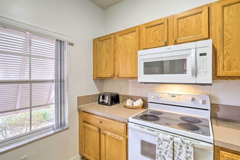Fully Equipped Kitchen | Trash Bags & Paper Towels Provided