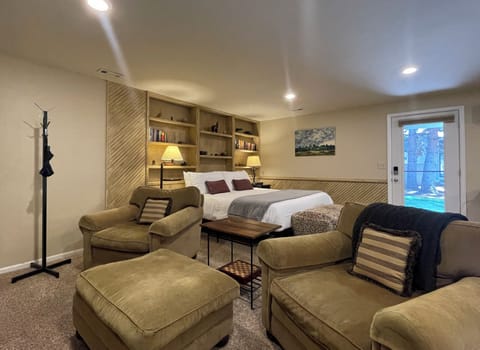 Cozy Studio with California King Bed, Hot Tub and Sauna!