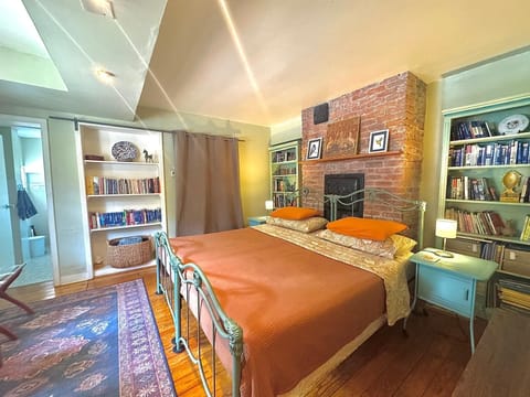 Two twin beds can be turned into a kingsize bed