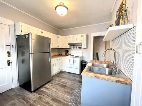 Looking the other direction in the kitchen