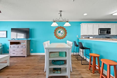 4 seater dining table along with 4 stools for use at the bar or the table.