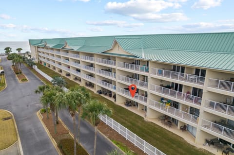 Steps from the beach with a roomy ground level patio. 🌊🌞