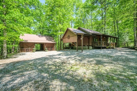 Quaint cabin with 2 stall horse barn. Direct trail access to Big South Fork NP.