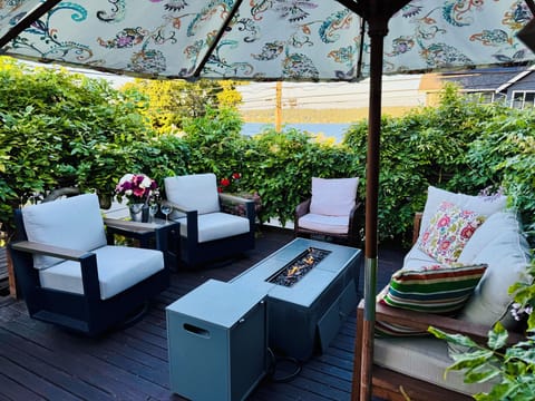Decks overlooking Lake Washington with fire table!