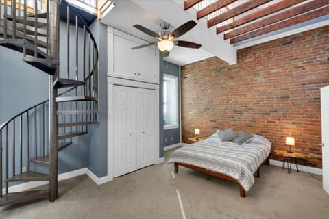 Bedroom w/ queen bed