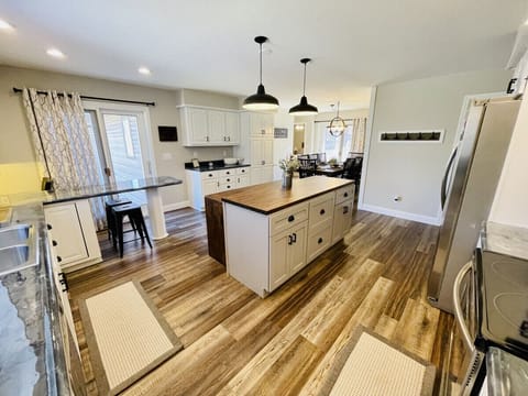 Spacious Kitchen with eat in bar