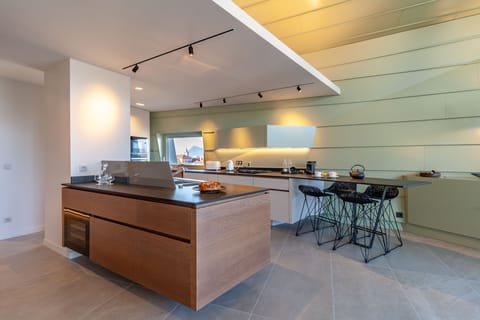 All the art of the table, down to the smallest detail, is found in this fully equipped kitchen. Not to mention its black Zimbabwean marble worktops, wine cellar and snack table.