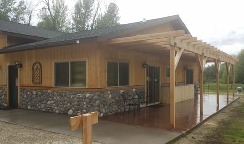 Enjoy BarBQ’ing outside.  ( Propane Bar BQ included)