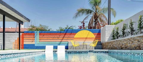 Sun-Kissed Amazing Heated Pool + Spa with rainbow mural!