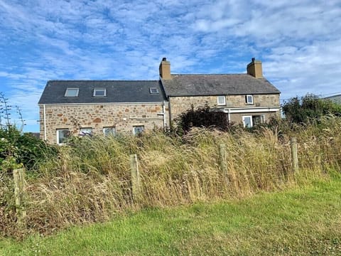 Stunning, secluded cottage with breathtaking views of the beach and Snowdonia