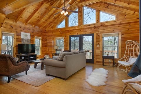 Welcome to The Lovely Cabin— a chic & cozy cabin in the woods filled with stylish furnishings that offers a connected workstation & renovated yoga studio to enjoy during your mountain getaway!