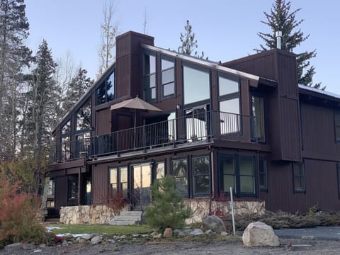 Directly on Lake with unobstructed panoramic view!