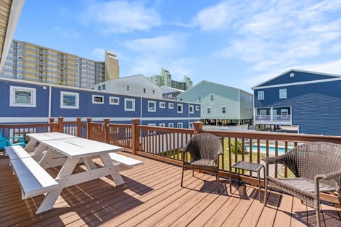 Have lunch on the deck and enjoy the sunshine.
