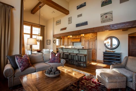 Living Room, Room, Indoors, Furniture, Flooring