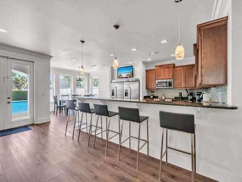 Barstool Seating for 6, Perfect For Breakfast!