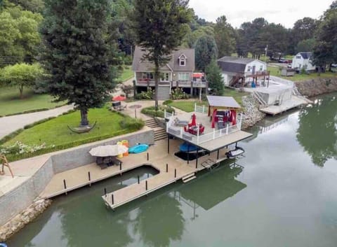 Great Waterfront Home w/LOTS of ammenities