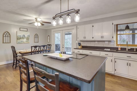 Kitchen | Cooking Basics | Dining Area | Dishes & Flatware Provided