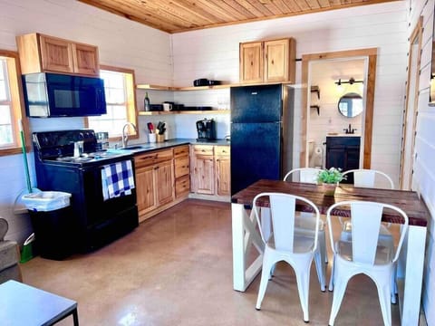 Full kitchen & dining 