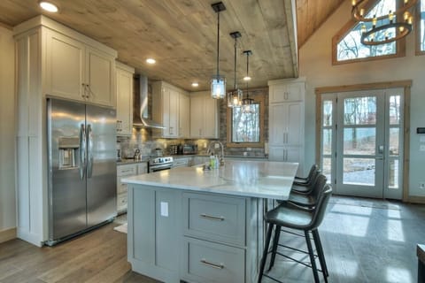 The beautiful 4 Dancing Bears cabin