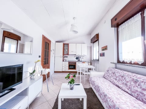 Living room with induction kitchenette, microwave oven and complete crockery. Comfortable sofa bed with dresser, 32" flat-screen TV and Wi-Fi connection for a comfortable and practical stay.