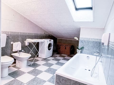 Complete bathroom with bathtub that can also be used as a shower, washing machine and clothesline, bidet and WC. Functional and comfortable for every need