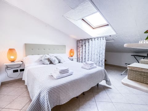 Double bedroom in the attic, furnished with simplicity and elegance. The coat hangers, bedside tables and shelves for clothes offer a tidy and welcoming environment for a peaceful rest.