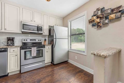 Kitchen area.. McCafe for the coffee lovers. Newer silver appliances throughout
