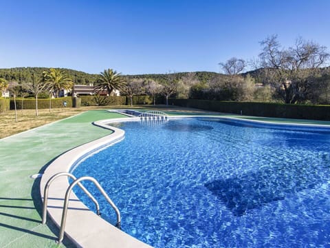 Sky, Water, Plant, Azure, Natural Landscape, Swimming Pool, Tree, Rectangle, Body Of Water, Grass