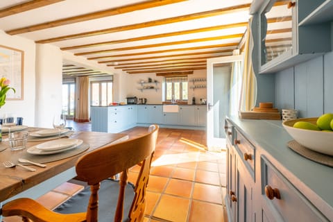 The Cart Shed, North Creake: Beautiful farmhouse kitchen and dining area