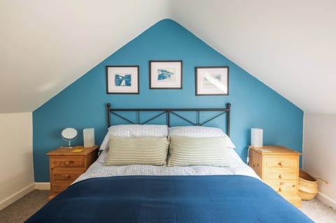The bright double bedroom includes an en-suite WC, plenty of space for storing clothes and a Velux window overlooking the garden space.

What our guests say: "A wonderfully comfortable home in a stunning area. We'll be back"  Cindy & Graham, Oct 21