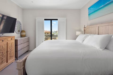 Master Bedroom | When you`re ready to unwind after an exhilarating day at Arashi Beach, make your way to this luxurious King-size bed.