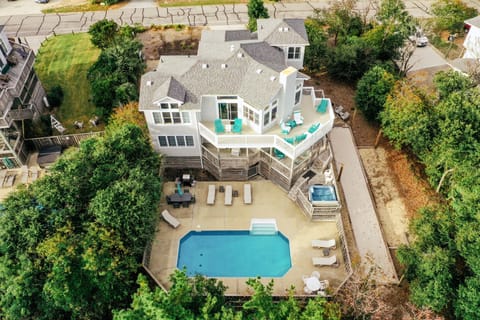 Private pool, hot tub, Bocce/Cornhole Lighted Courtyard and Horseshoe pits!!